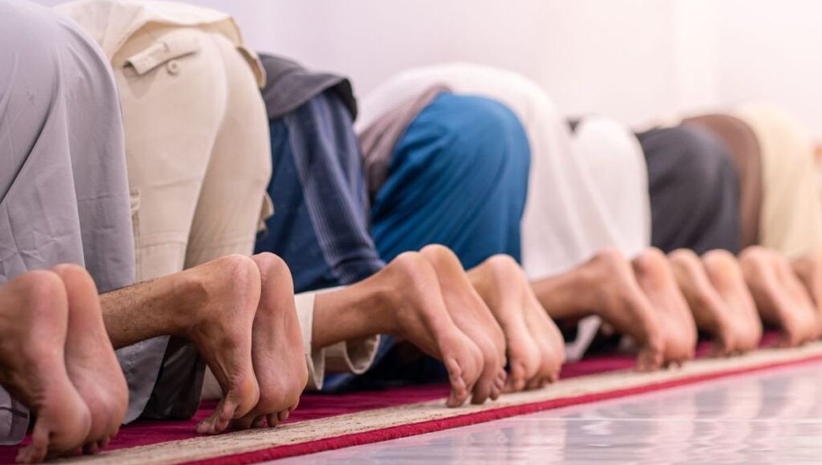 Fidèle en prière dans une mosquée, illustrant les horaires de prière à Toulouse