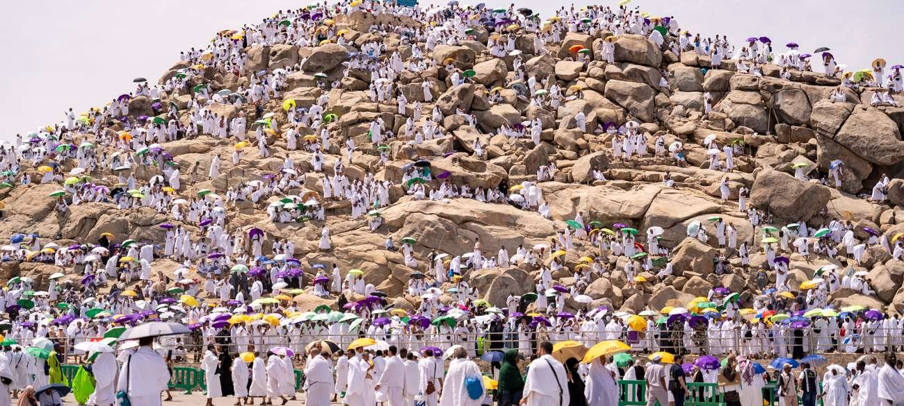 Pèlerins en ihram réunis sur le mont Arafat (Jabal al-Rahma), moment central du Hajj
