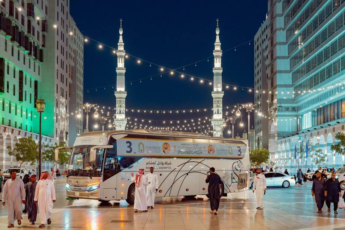 Bus du programme des invités du Roi Salman devant la Mosquée du Prophète illuminée à Médine