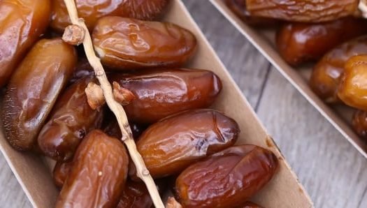 Dattes fraîches, fruit traditionnellement associé à la rupture du jeûne pendant les jours blancs