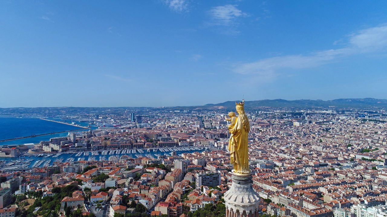 Basilique Notre-Dame de la Garde surplombant Marseille, ville de départ des formules Omra Umraty Voyages