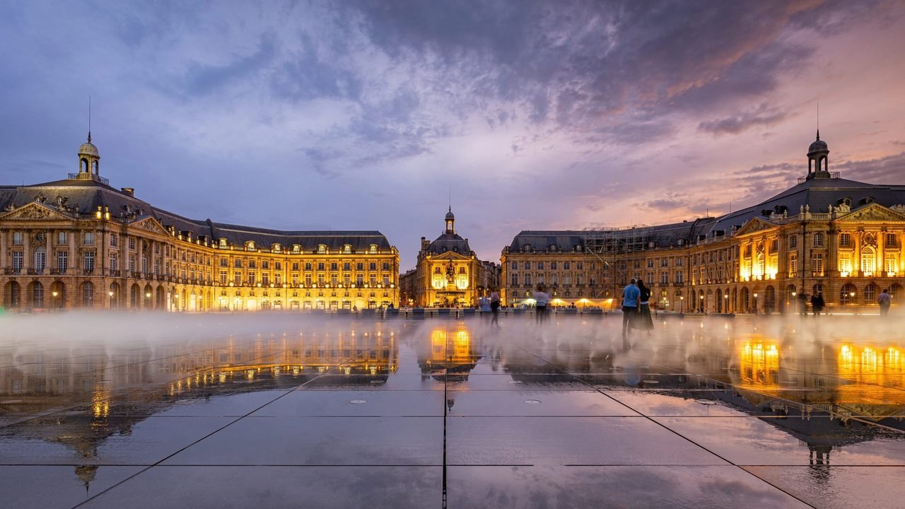 La Place de la Bourse et son miroir d'eau à Bordeaux, ville de départ des formules Omra Umraty Voyages