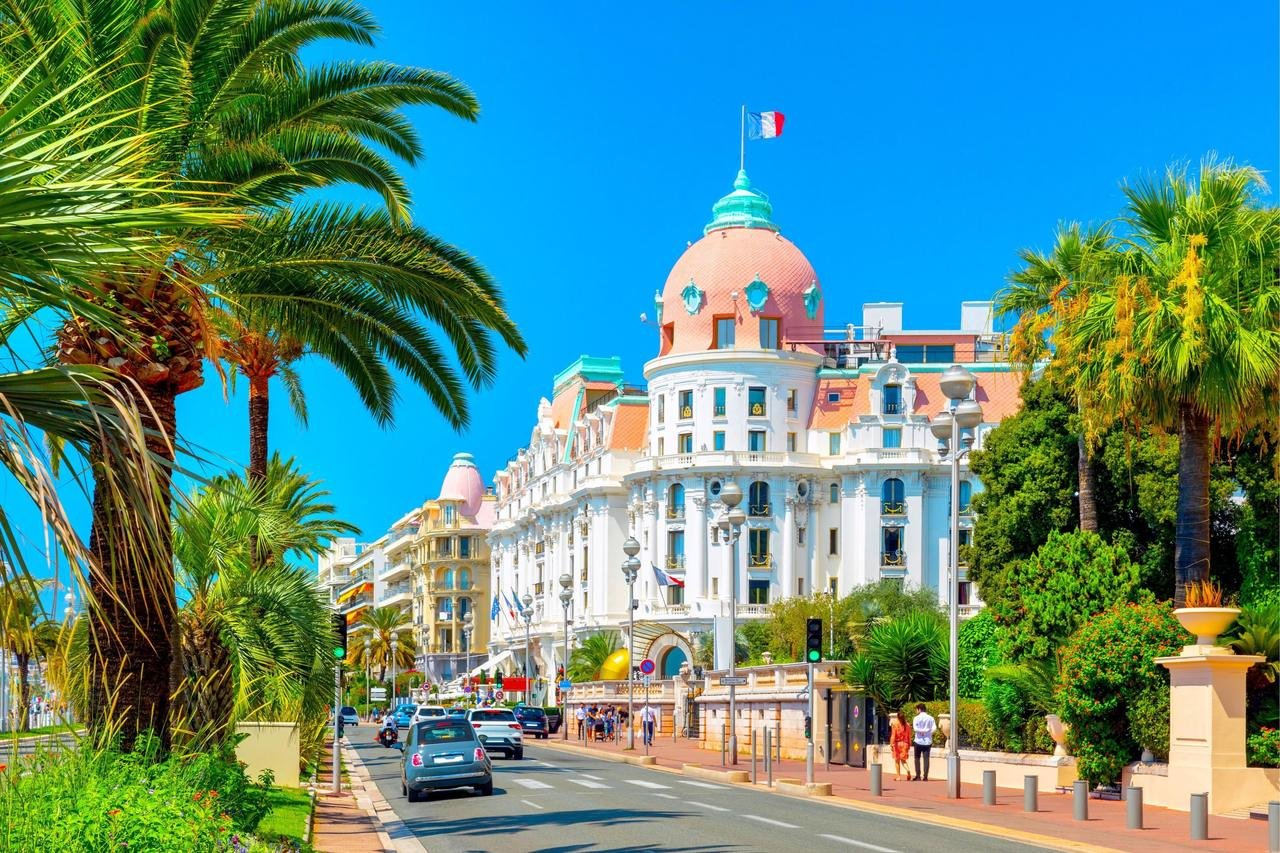 La promenade des Anglais et l'Hôtel Négresco à Nice, ville de départ des formules Omra Umraty Voyages