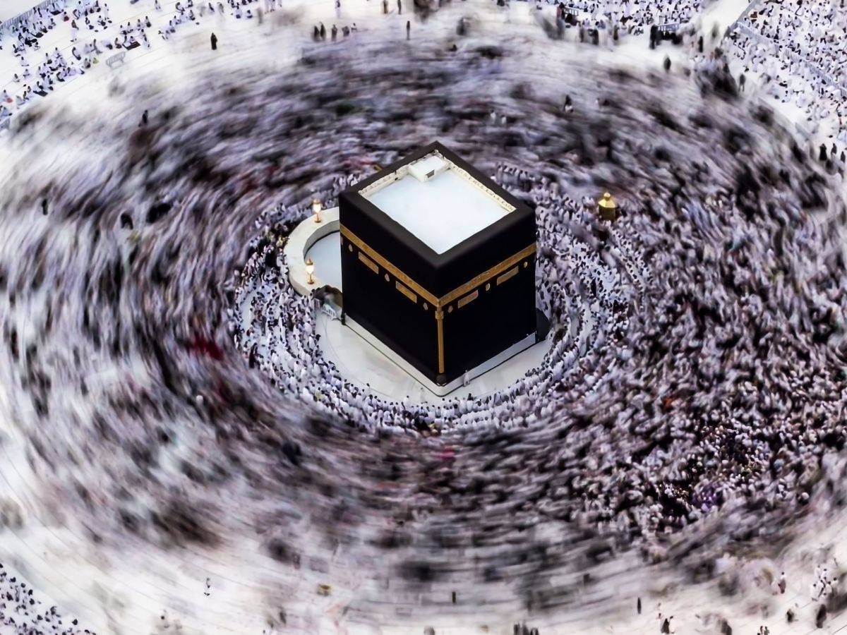 Pèlerins en tenue blanche effectuant le tawaf autour de la Kaaba à La Mecque