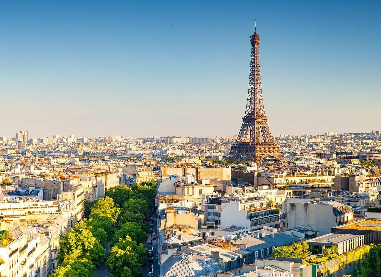 Tour Eiffel vue depuis les toits de Paris, ville de départ des formules Omra Umraty Voyages