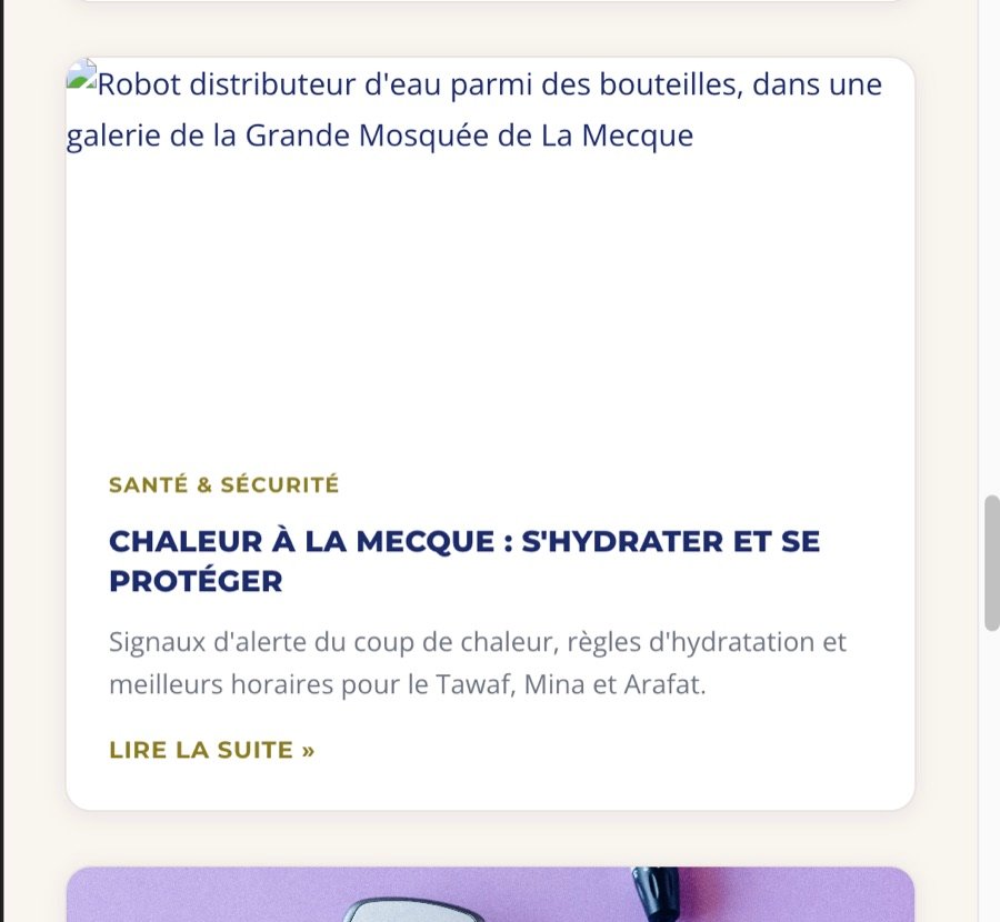 Valise rose et bagages prêts au départ dans un terminal d'aéroport