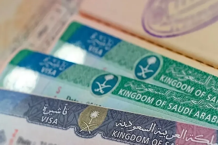 Carte de visa omra à entrées multiples avec passeport, symbole du nouveau visa saoudien